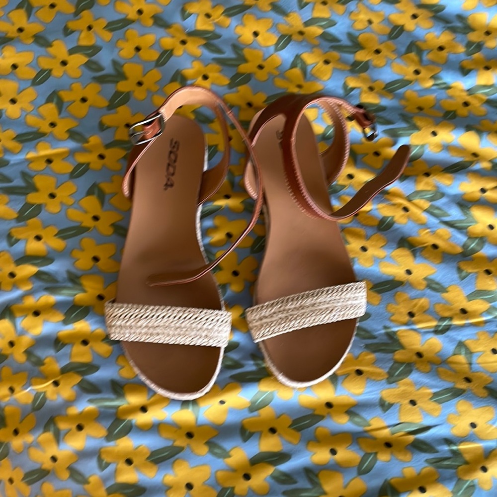 Soda sandals